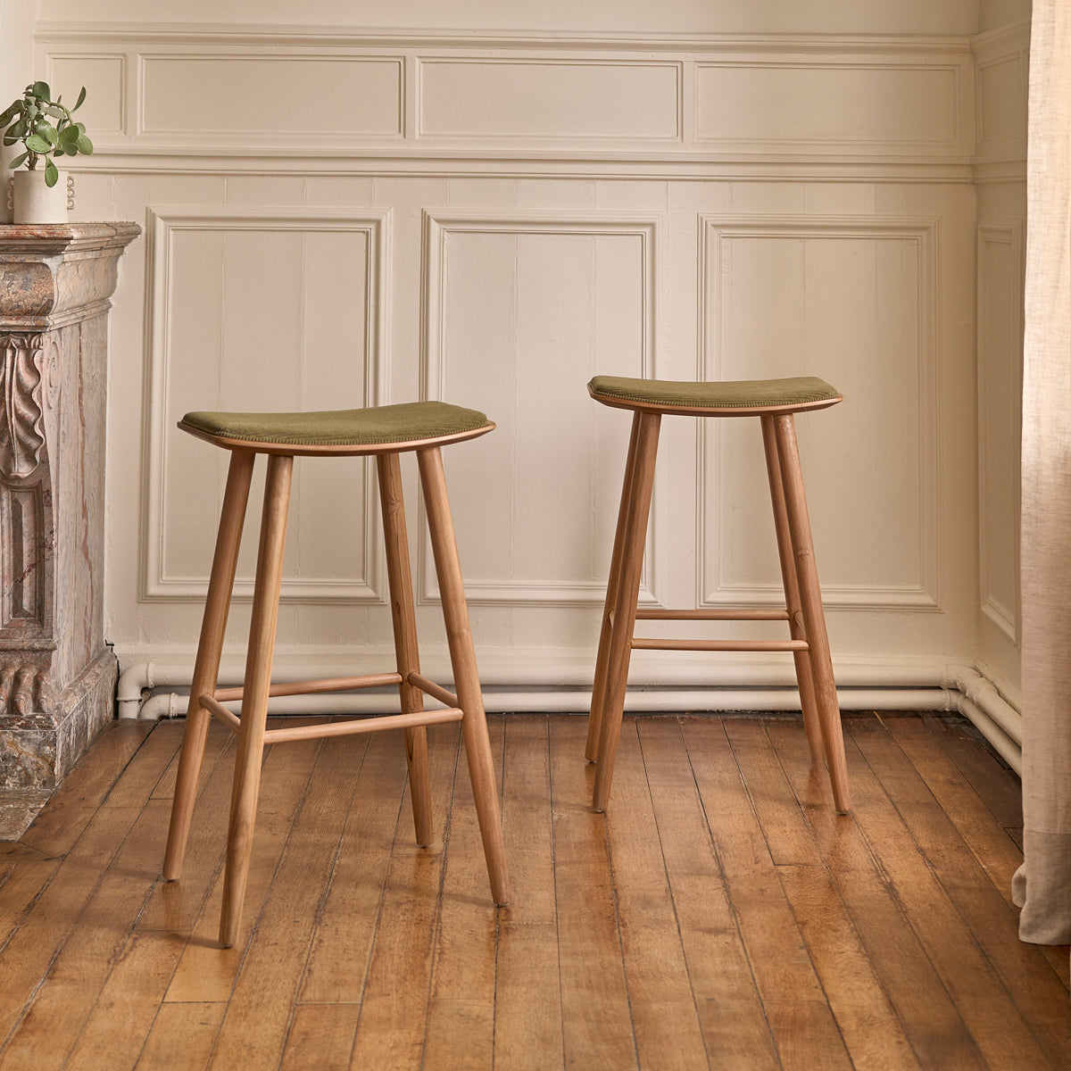 TCB0008-lot_de_2_tabourets_de_bar_en_teck_massif_assise_velours_cotele_75_cm-03.jpg