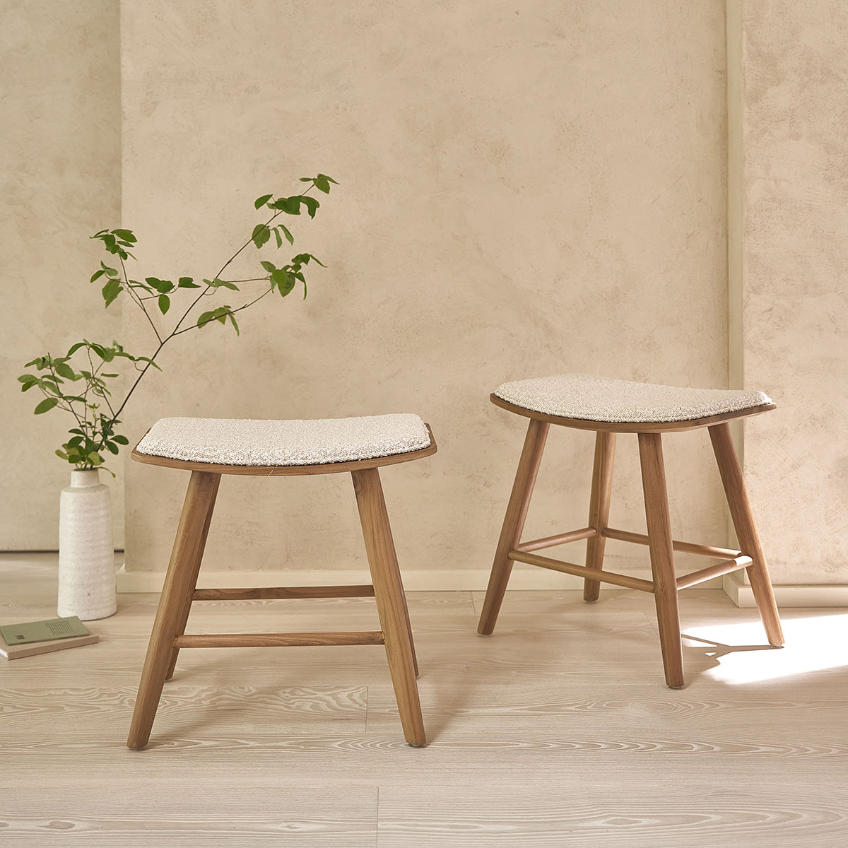 AMBRE - Lote de 2 taburetes de teca maciza y tela bouclette 45 cm