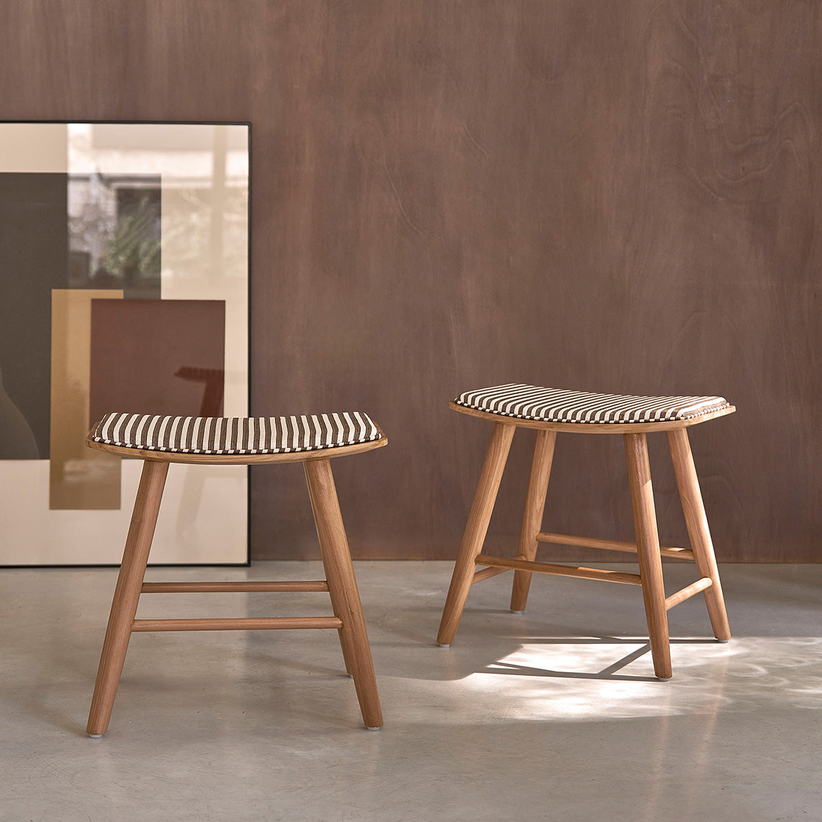 TCB0016-lot_de_2_tabourets_de_bar_en_teck_massif_et_assise_a_rayures_45_cm-01.jpg