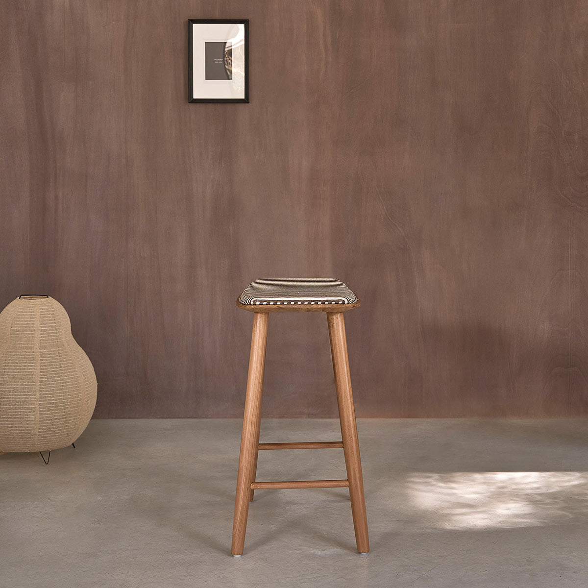TCB0020-lot_de_2_tabourets_de_bar_en_teck_massif_et_assise_a_rayures_65_cm-03.jpg