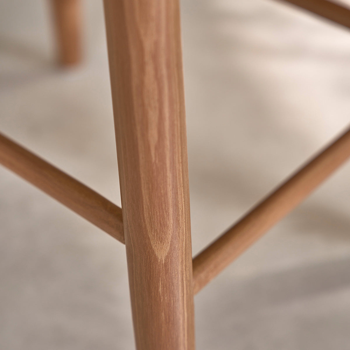 TCB0020-lot_de_2_tabourets_de_bar_en_teck_massif_et_assise_a_rayures_65_cm-06.jpg