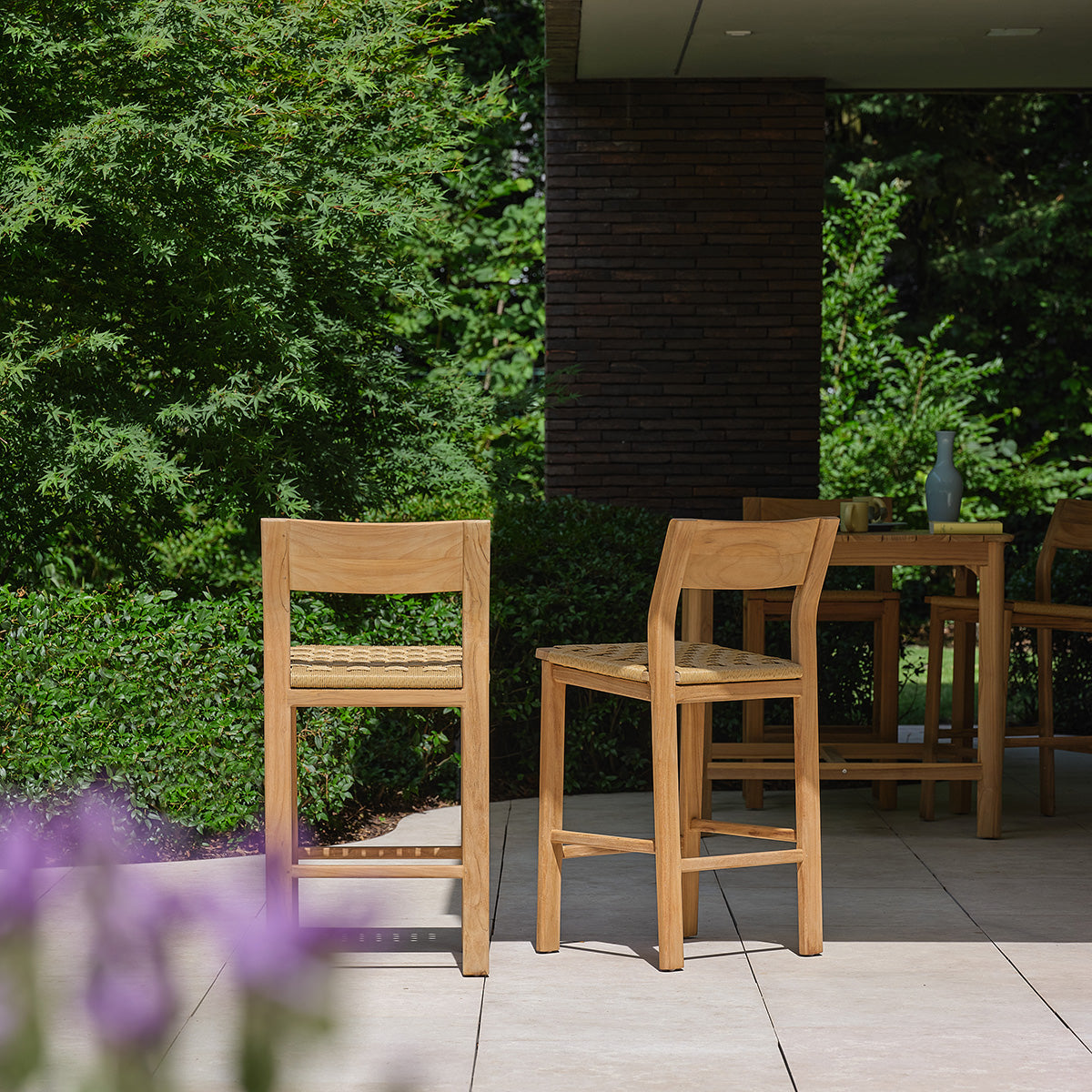 TCB0024-chaise_de_bar_jardin_en_teck_massif_lot_de_2-04.jpg