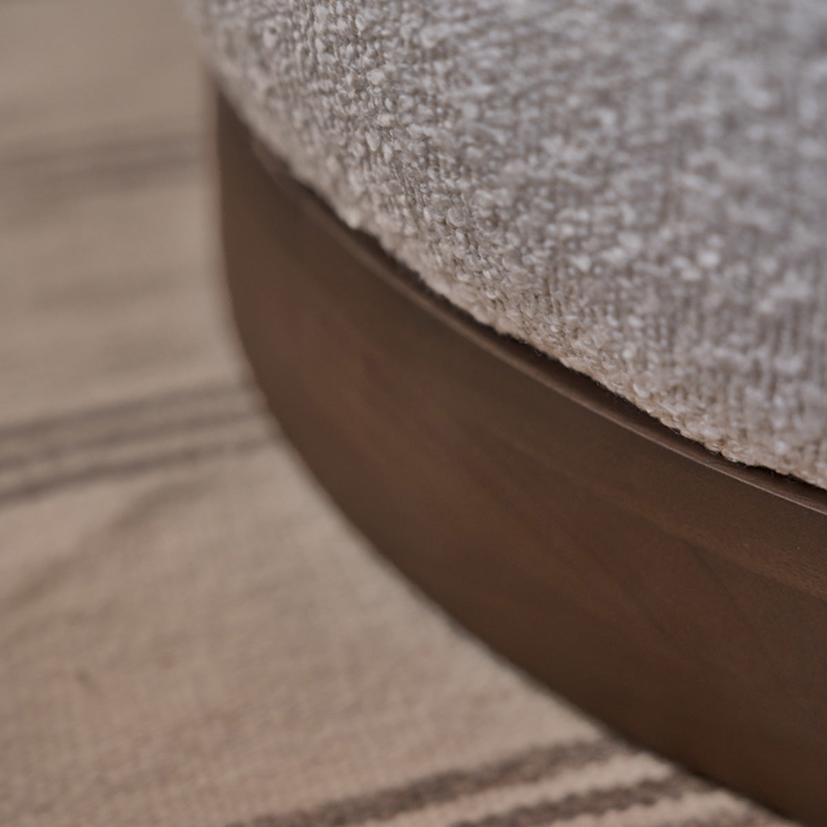 TANE - Puf de mindi macizo y tejido bouclette blanco Ø55 cm