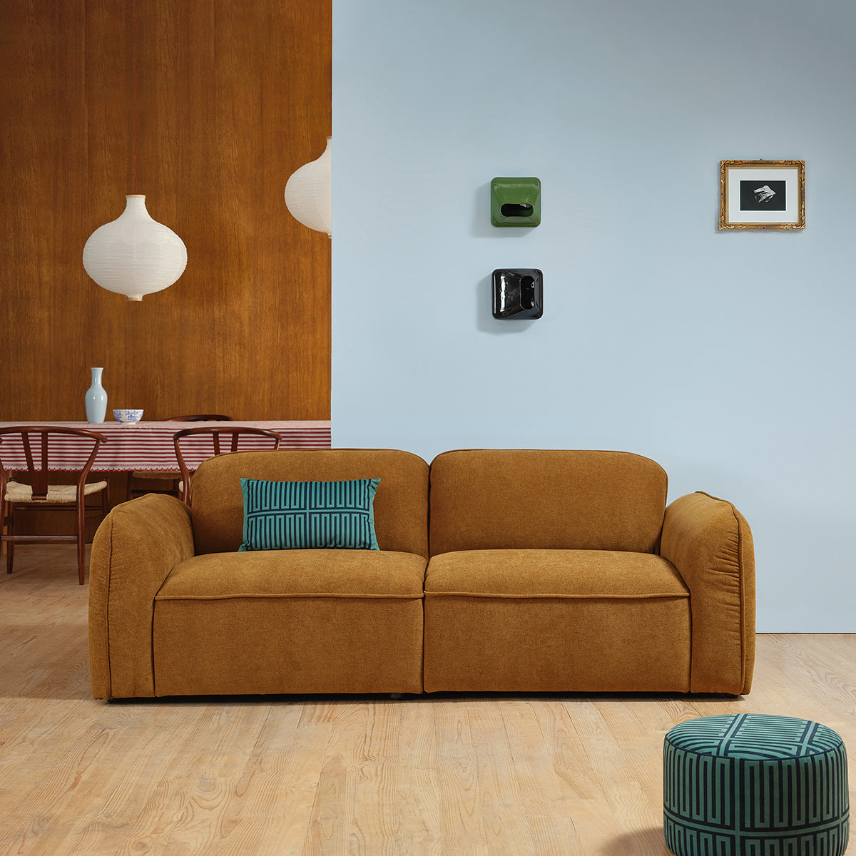 Une touche de couleur dans l'intérieur : le canapé comme pièce maîtresse du salon