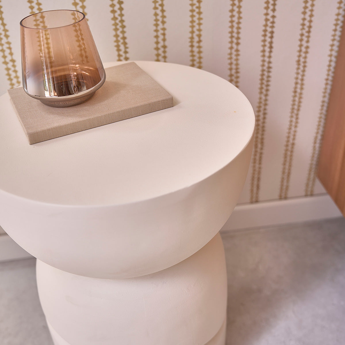 ORION - Mesa auxiliar de madera maciza de mango con efecto hormigón