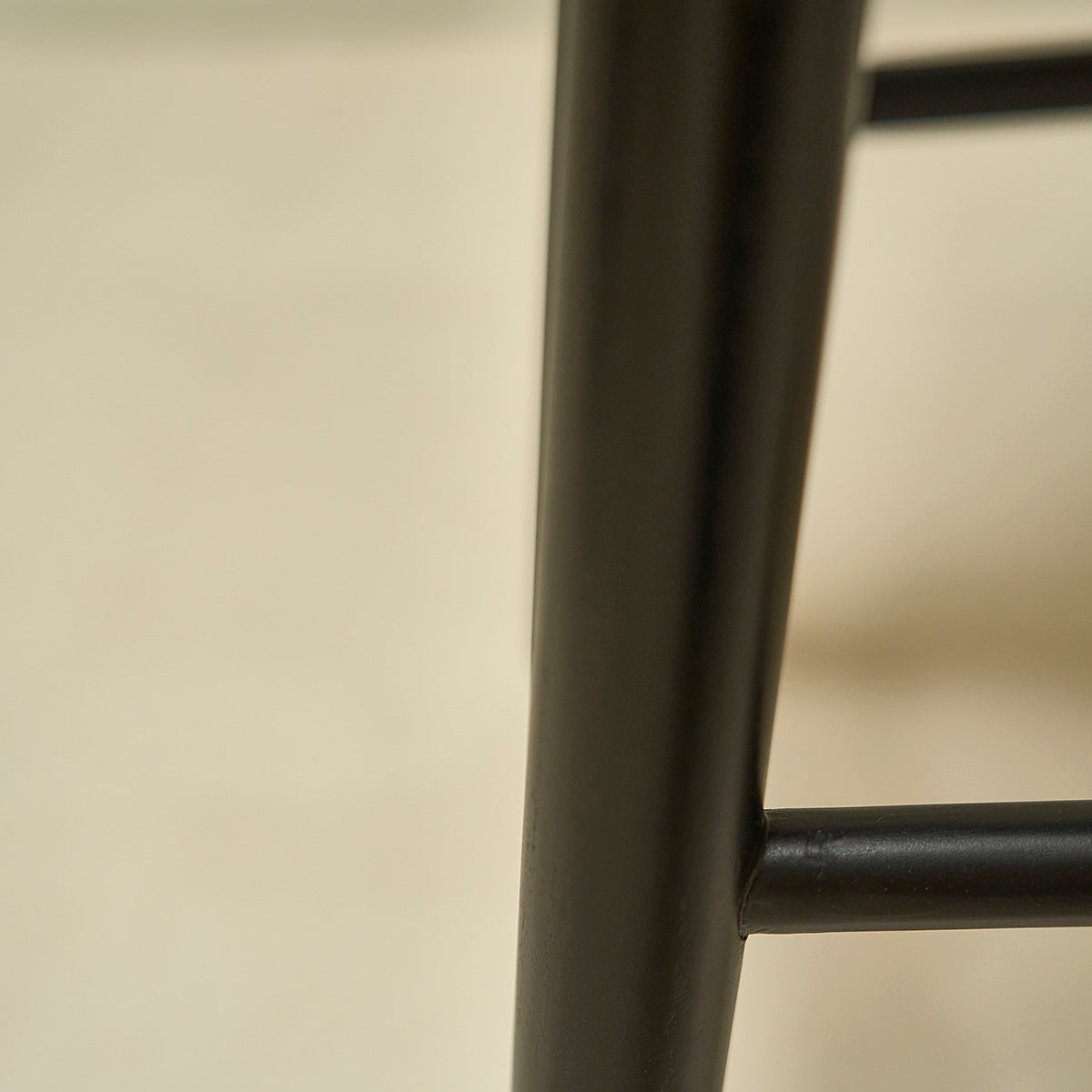 AMBRE - Taburete de teca maciza negra de 65 cm