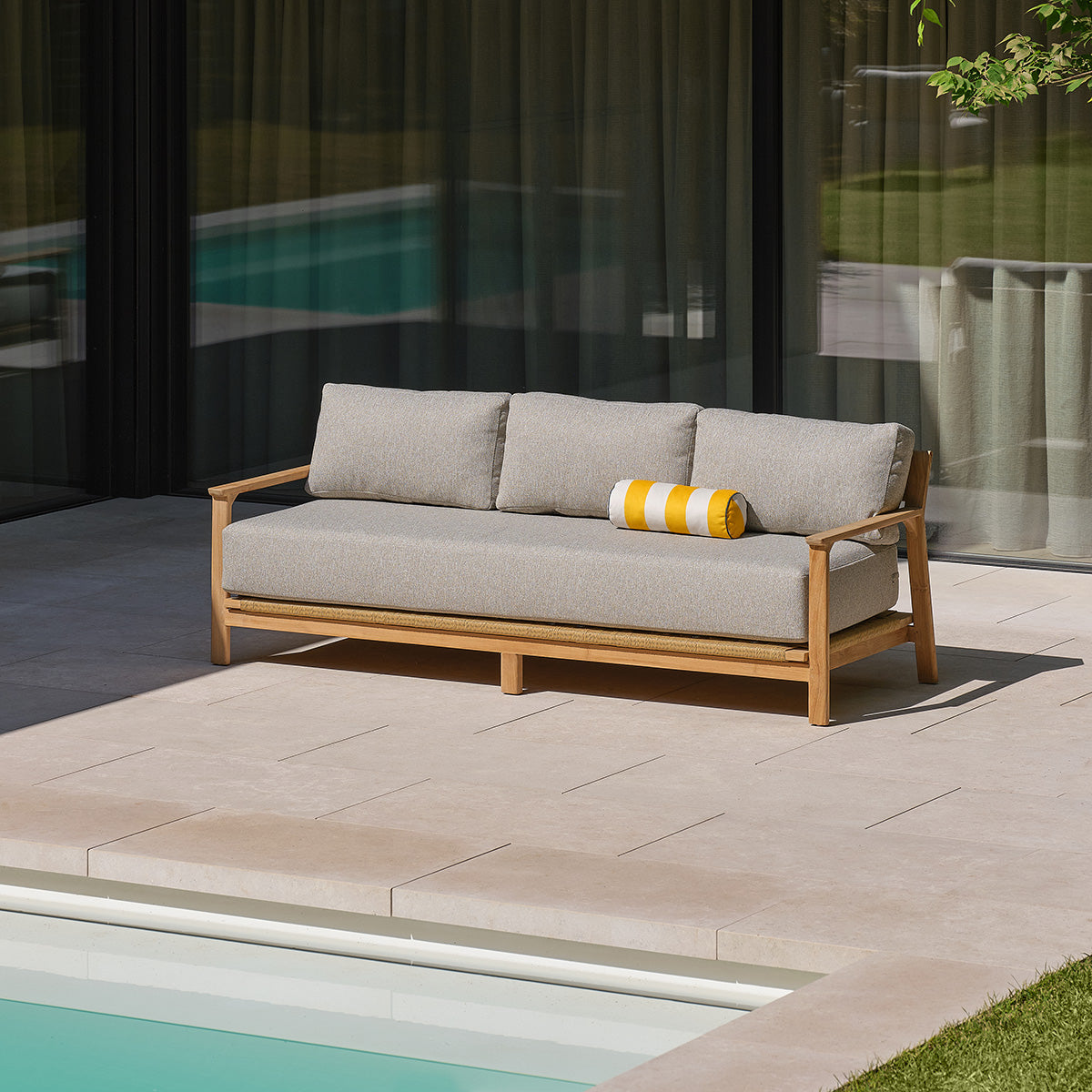 CAJ0005-canape_de_jardin_en_teck_massif_avec_coussins_gris_chine_3_pers-03.jpg