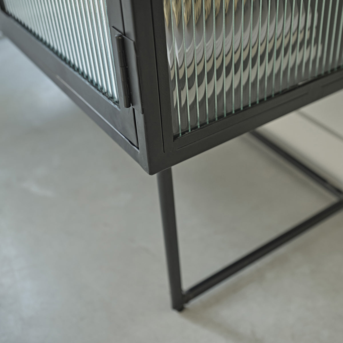 OCTAV - Aparador de metal y cristal acanalado de 120 cm