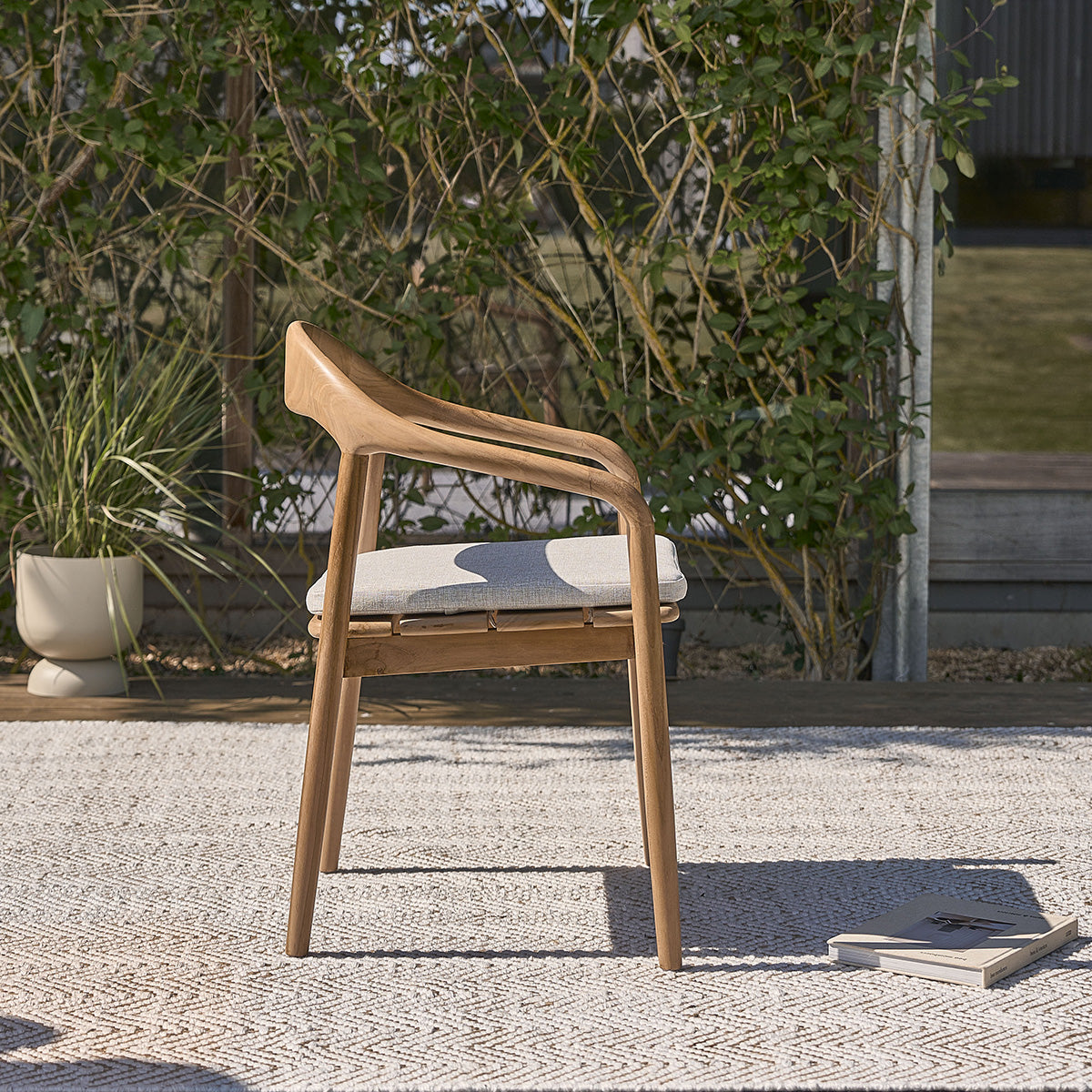 AMBRE - Sillón de jardín de teca maciza con cojín crudo