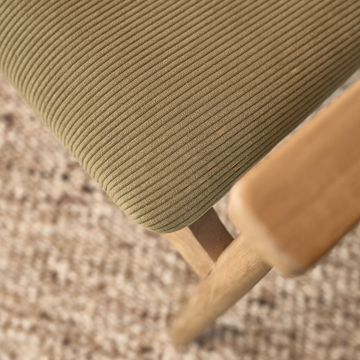 SABI - Sillón de teca maciza, rejilla y tejido de terciopelo caqui
