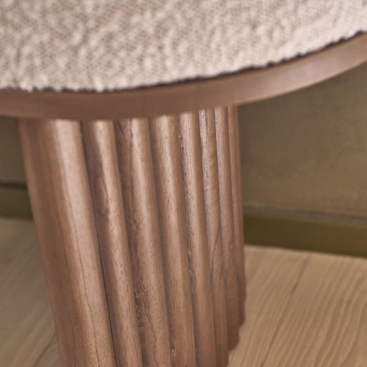 MARLOW - Banco de mindi macizo acabado nogal con tela bouclette 120 cm