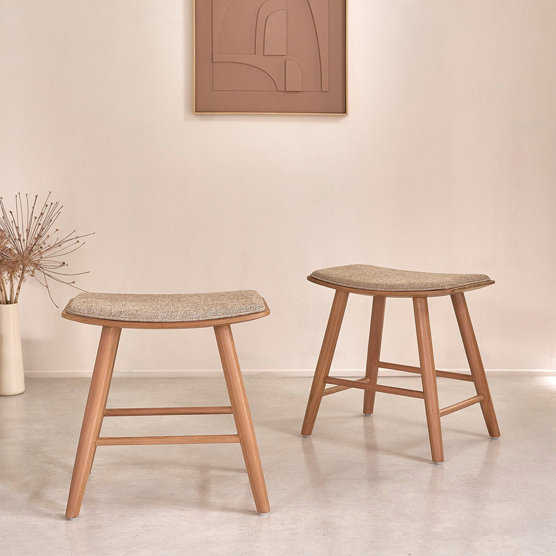 AMBRE - Lote de 2 taburetes de teca maciza y terciopelo color crudo 45 cm