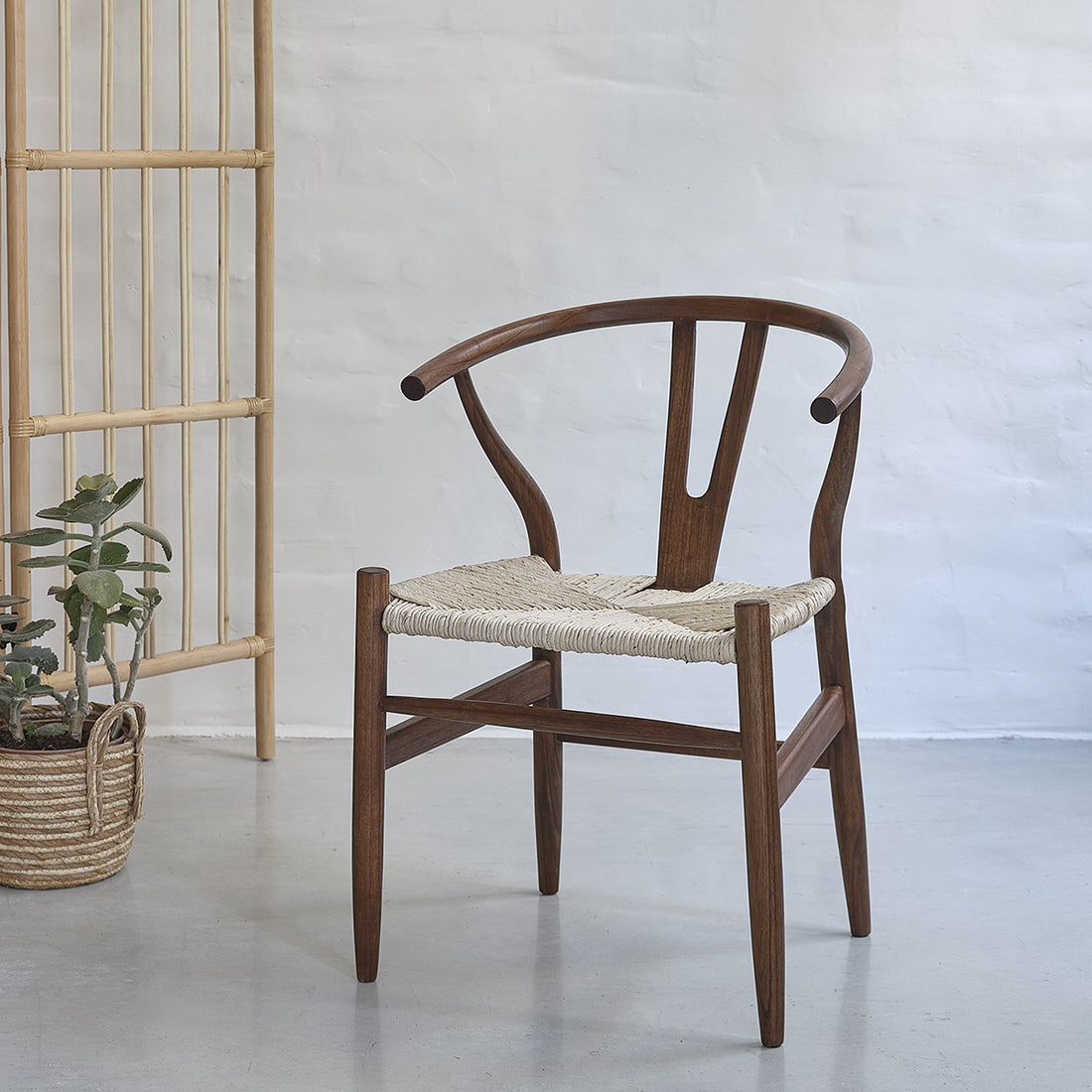 CAMILLE - Silla de mindi macizo acabado nogal y cuerda natural