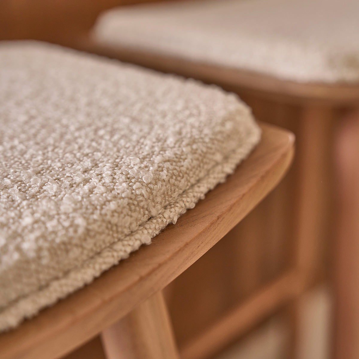 AMBRE - Taburete de teca maciza, asiento de bouclette 65 cm