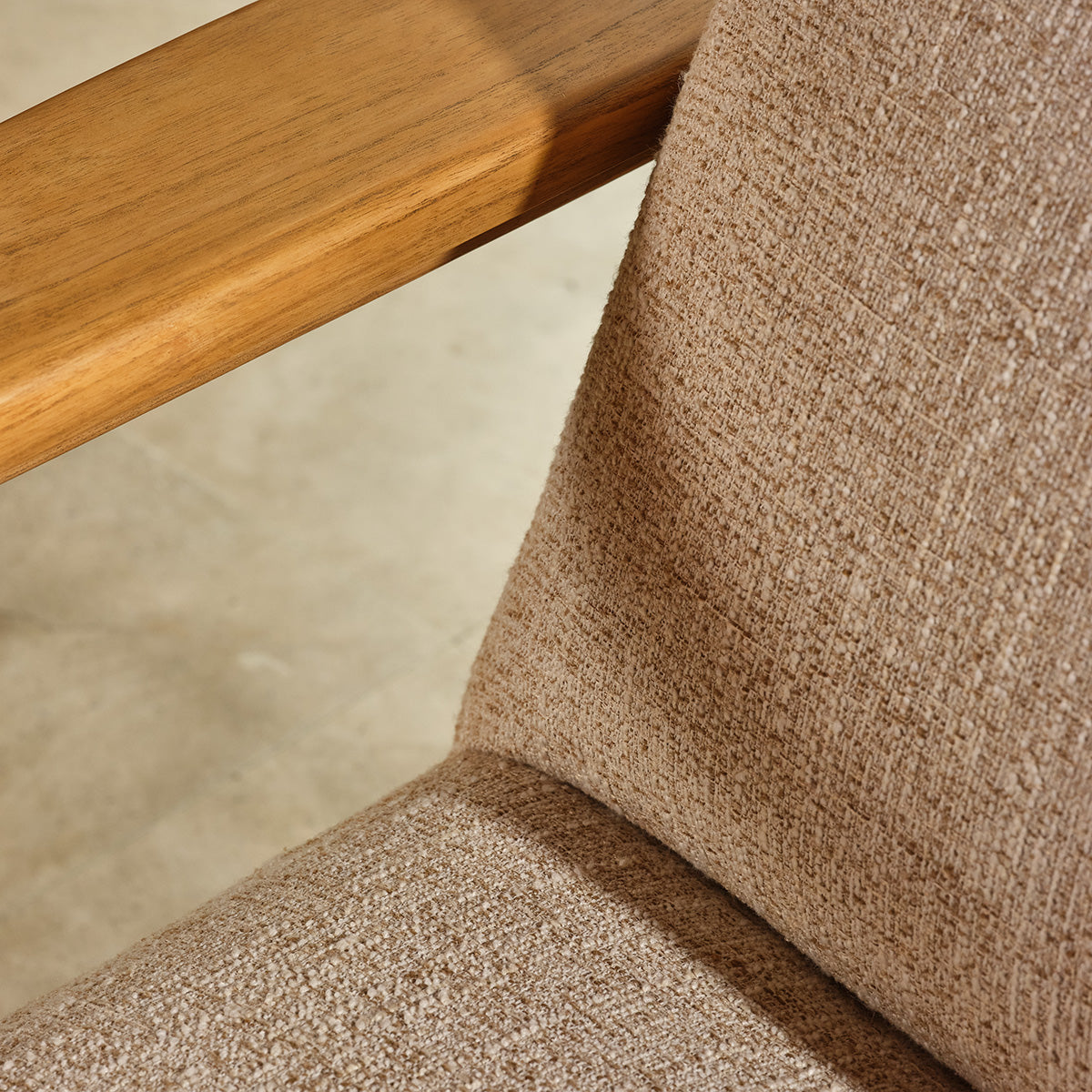 GABRIEL - Sillón de madera maciza de mindi y tela beige jaspeada