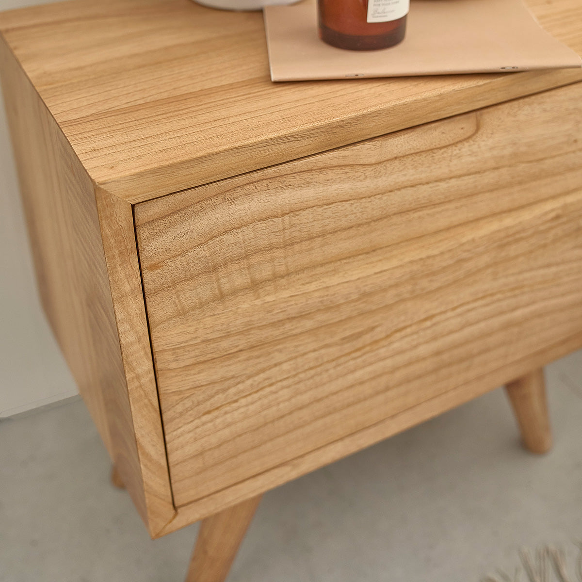 SACHA - Mesita de noche de mindi macizo 50 cm