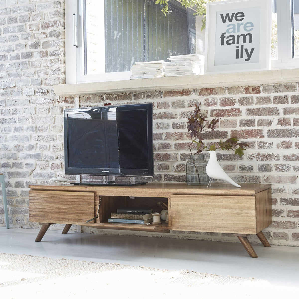 ODDA - Mueble de TV de mindi macizo 150 cm