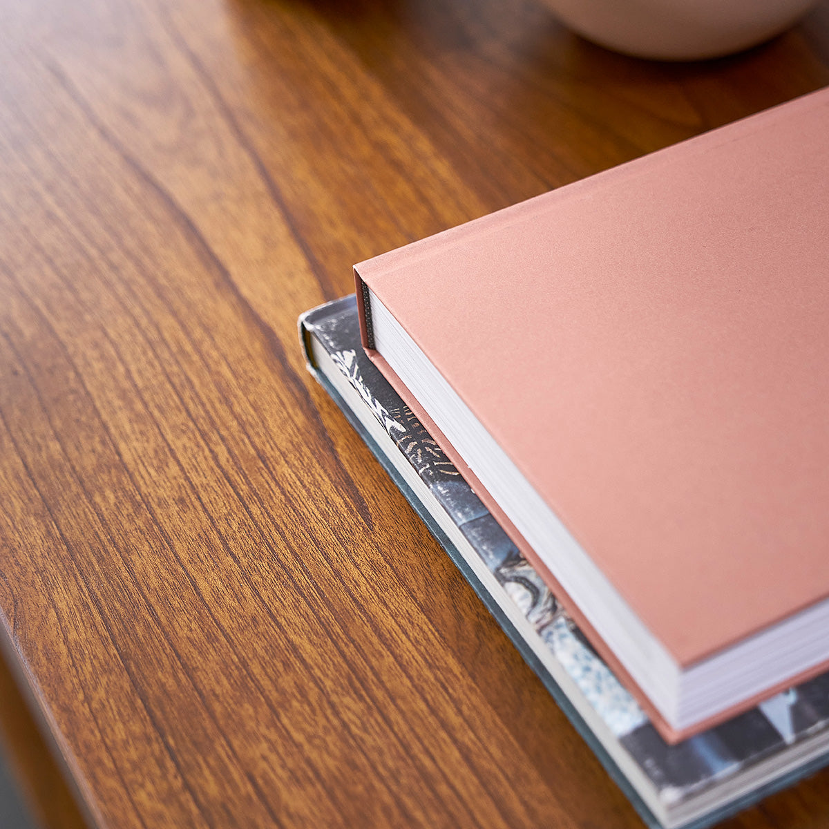 MILO - Mesa de centro de mindi macizo acabado nogal 140 cm