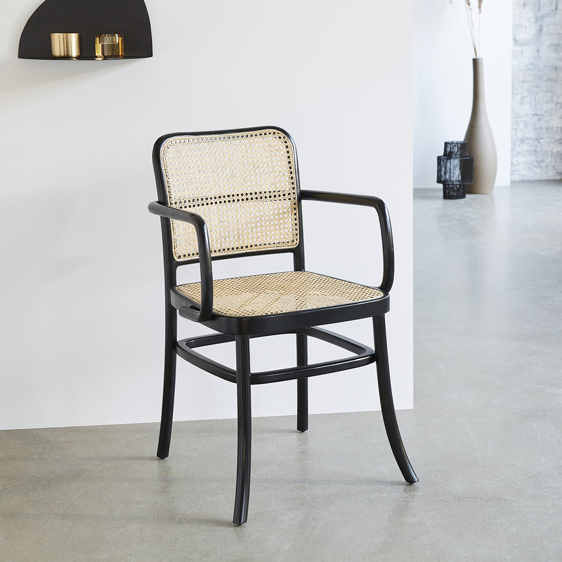 ARON - Silla con reposabrazos de caoba maciza y rejilla
