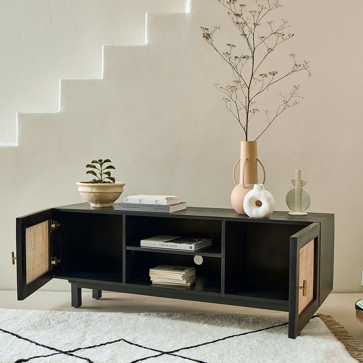 BLAISE - Mueble de TV de mango macizo negro y rejilla de 140 cm