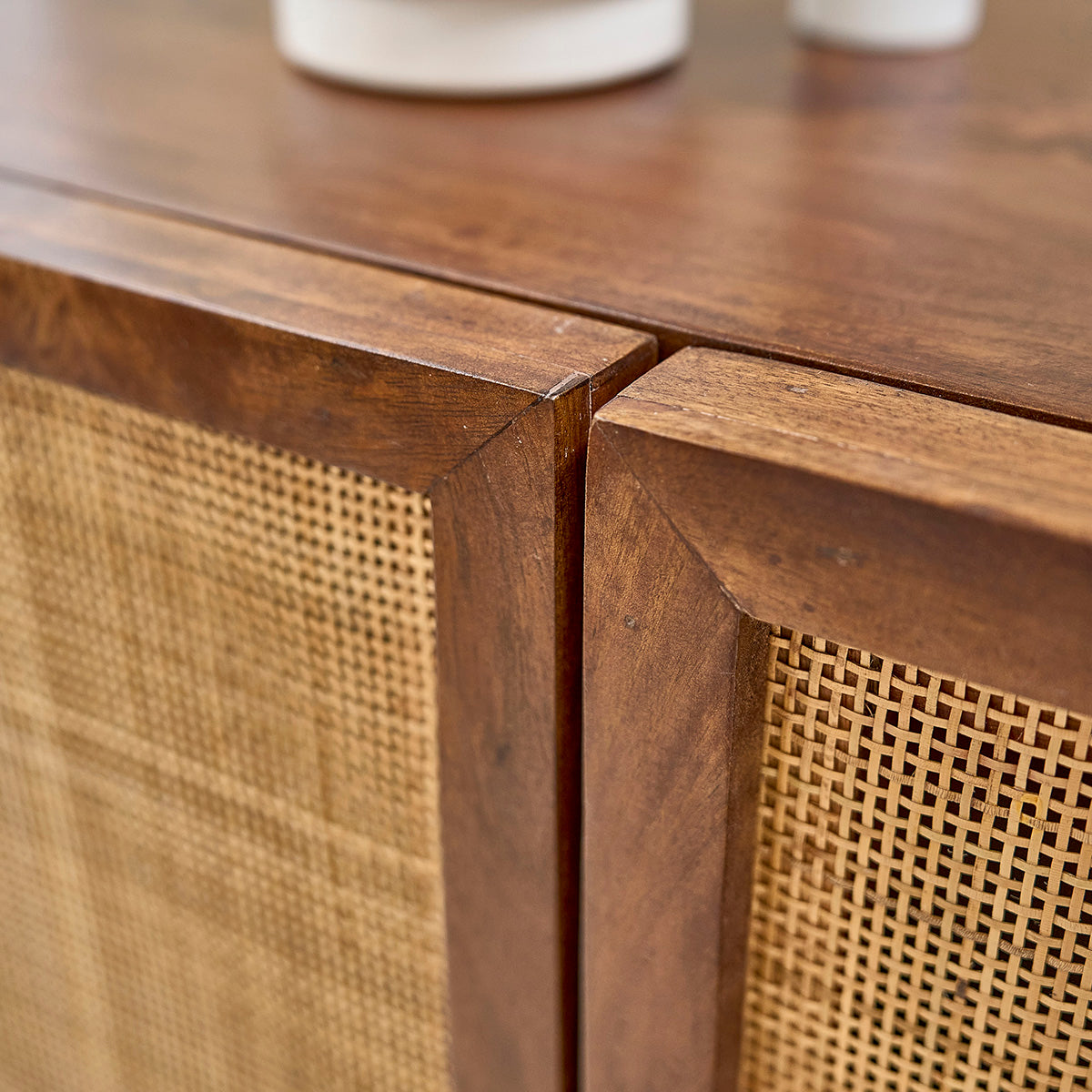 RAPHAEL - Aparador de mango macizo acabado nogal y rejilla de 68 cm