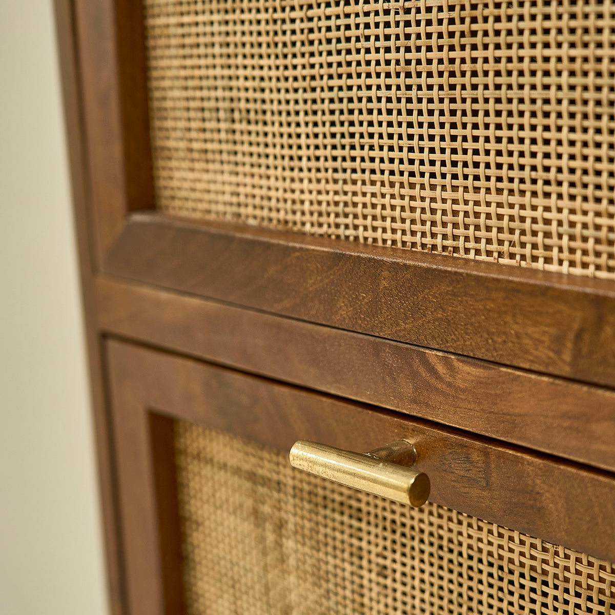 RAPHAEL - Cómoda de mango macizo acabado de nogal y rejilla de 90 cm