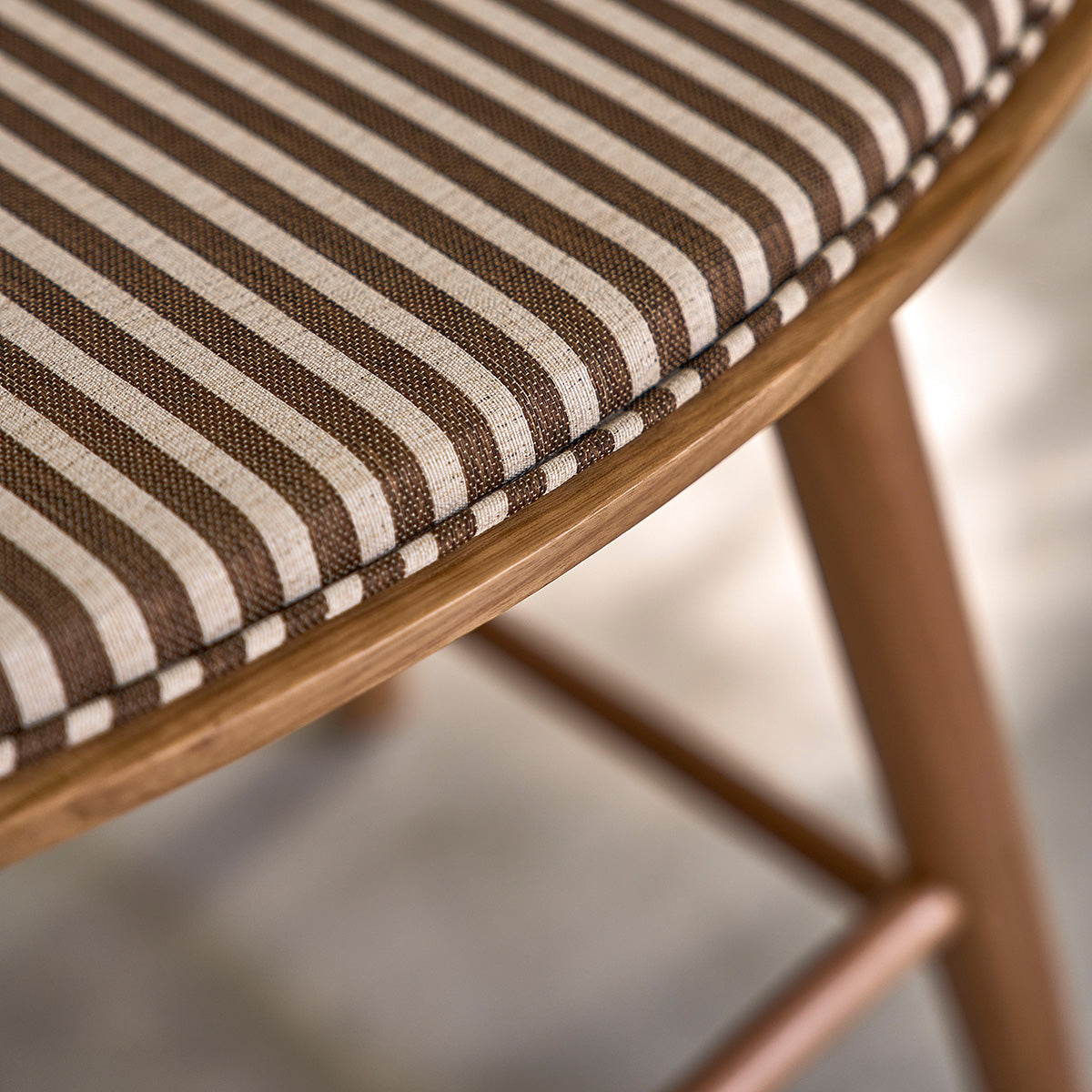 AMBRE - Lote de 2 taburetes de teca maciza con asiento de rayas 45 cm