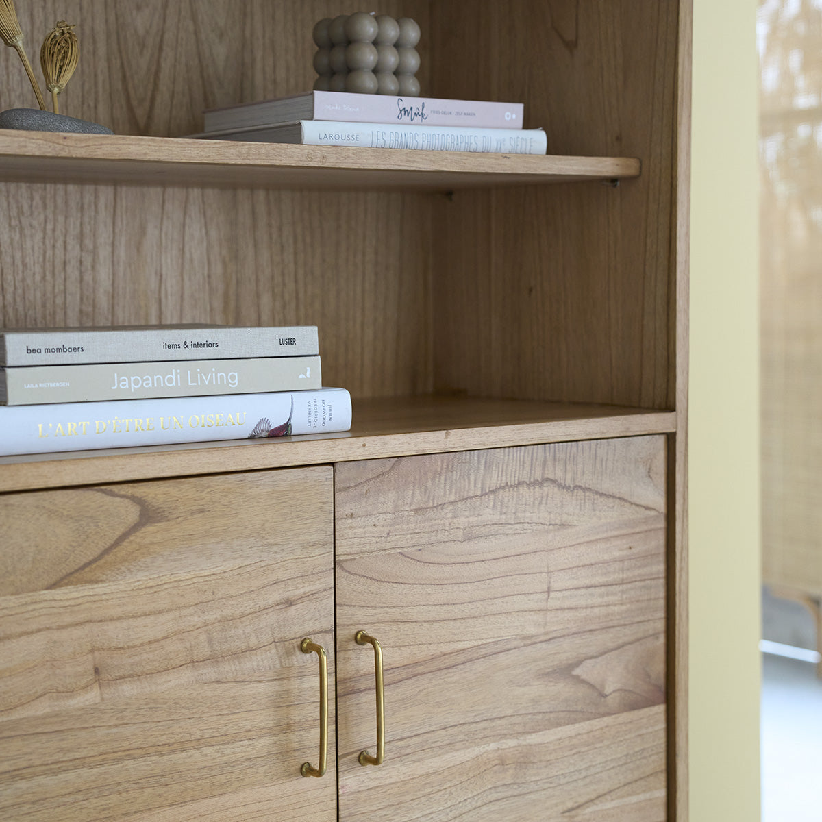 SUZANNE - Librería alta de mindi macizo, H 147 cm