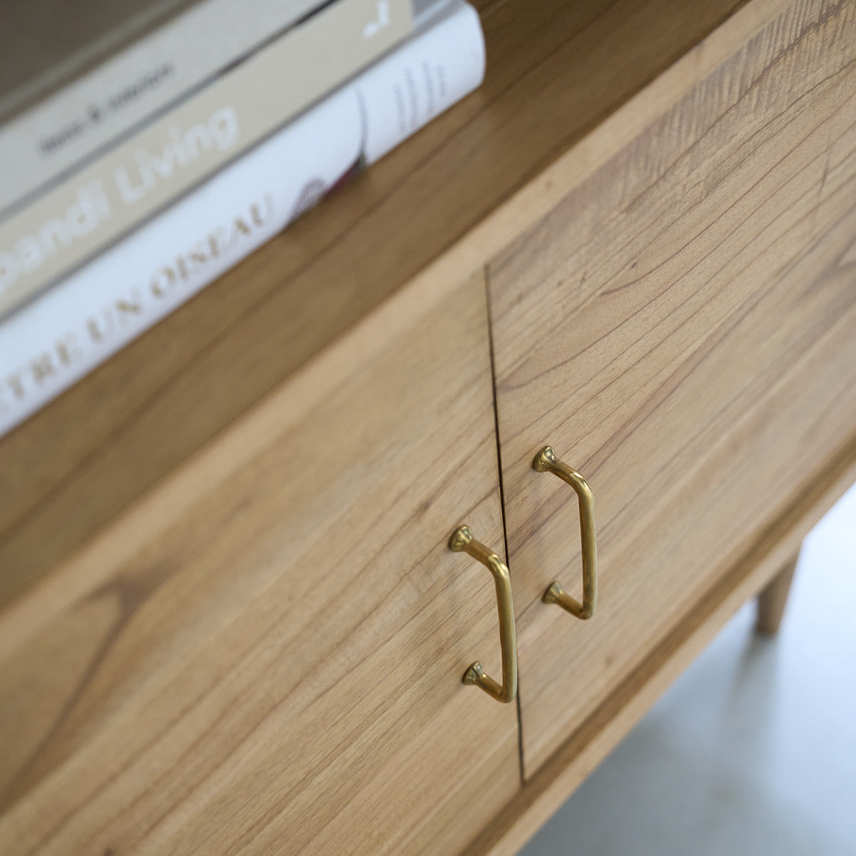 SUZANNE - Librería alta de mindi macizo, H 147 cm