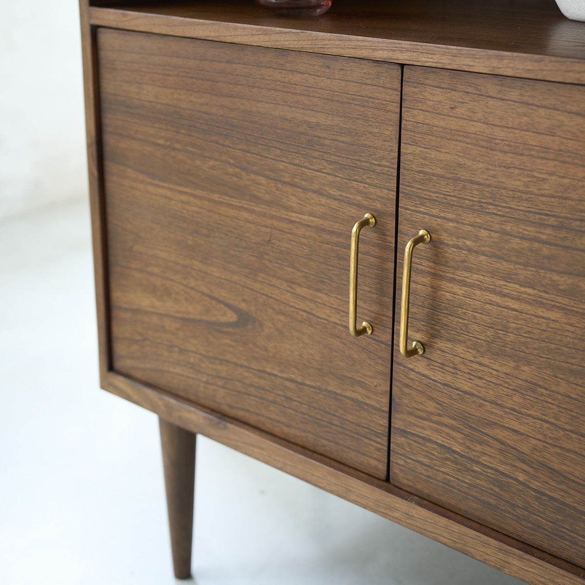 VINTAGE - Librería de mindi macizo acabado nogal 85 cm