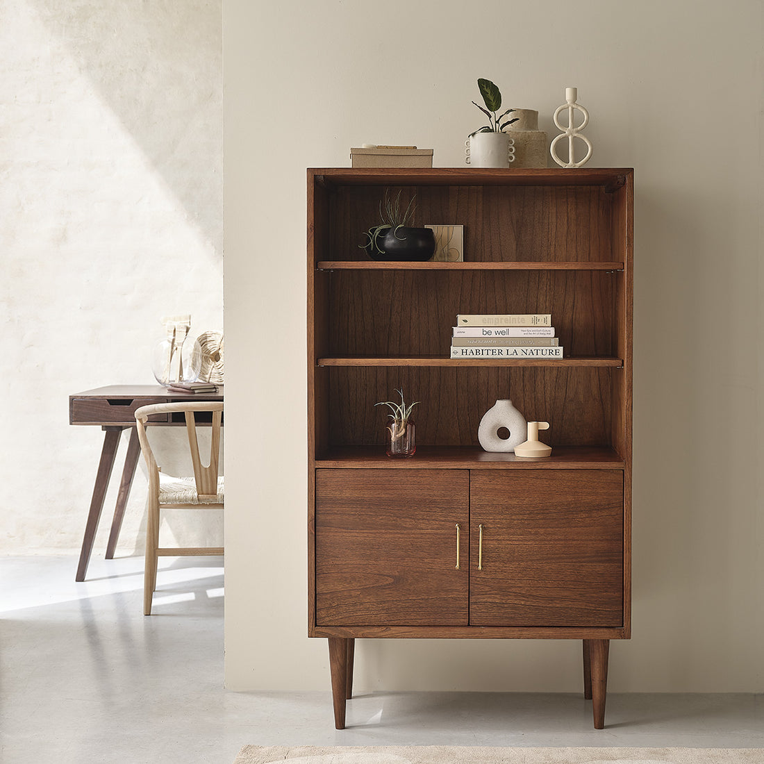 VINTAGE - Librería alta de mindi macizo acabado nogal, H 147 cm