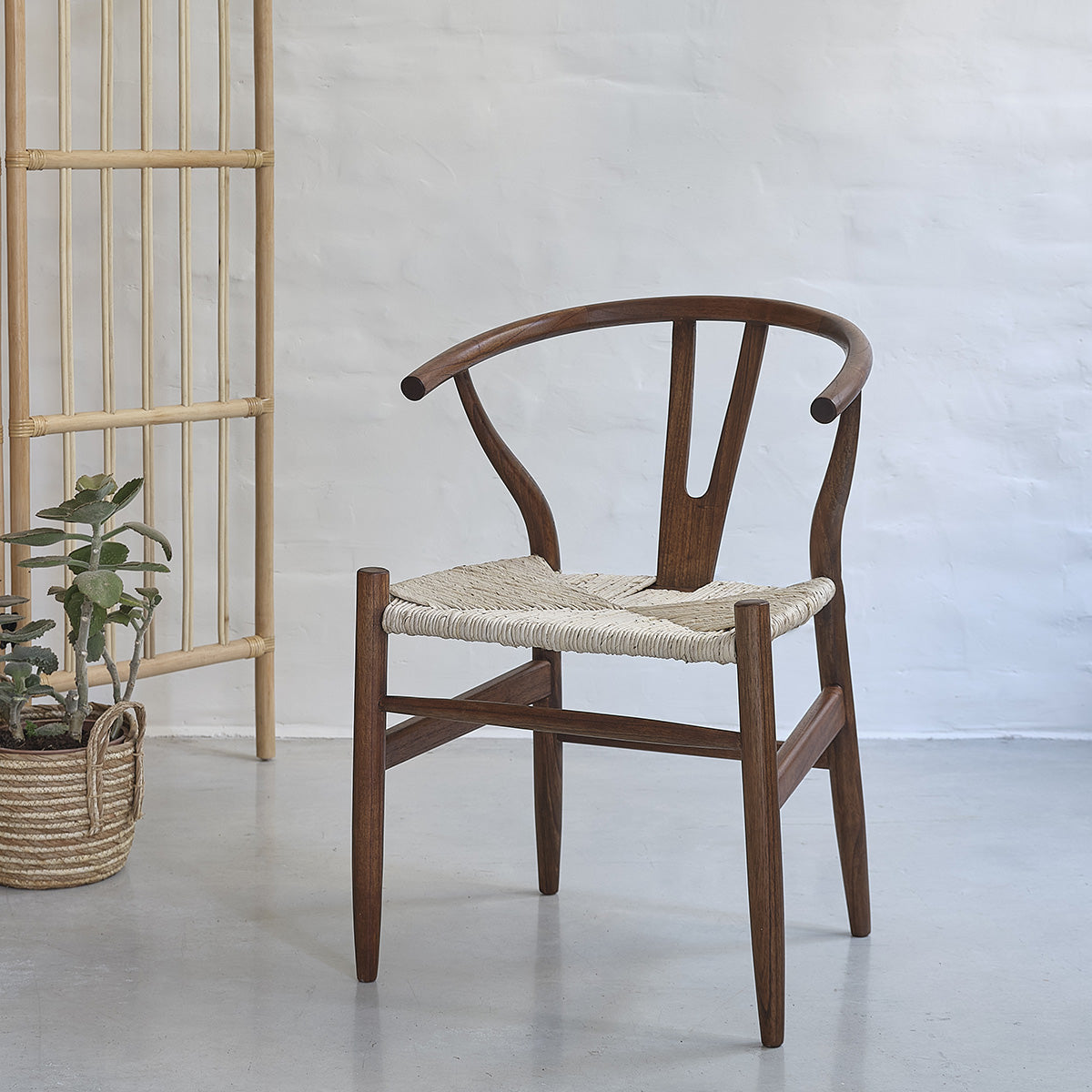 CAMILLE - Silla de mindi macizo acabado nogal y cuerda natural