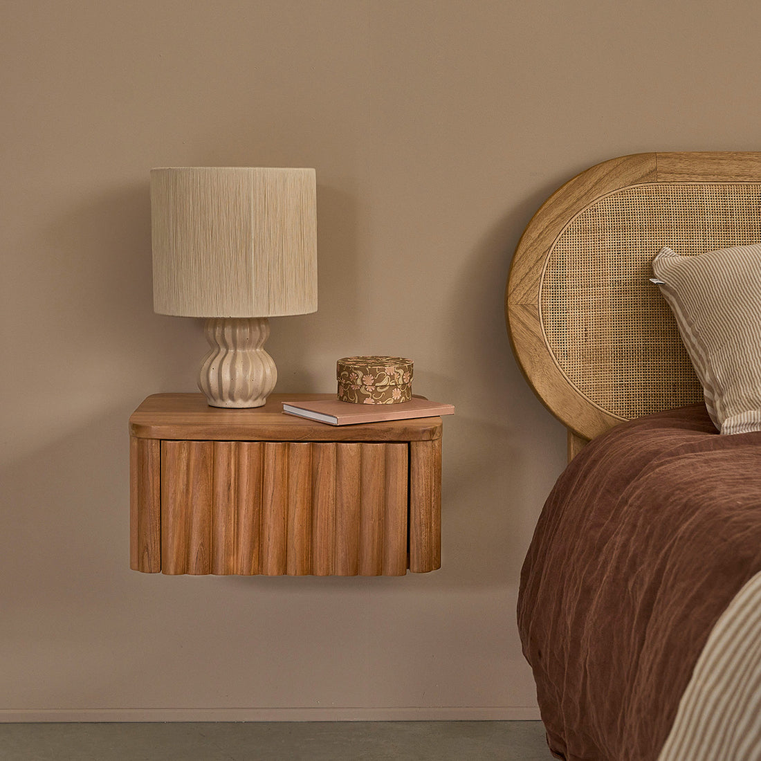 BELIZE - Mesita de noche suspendida de madera de teca 45 cm