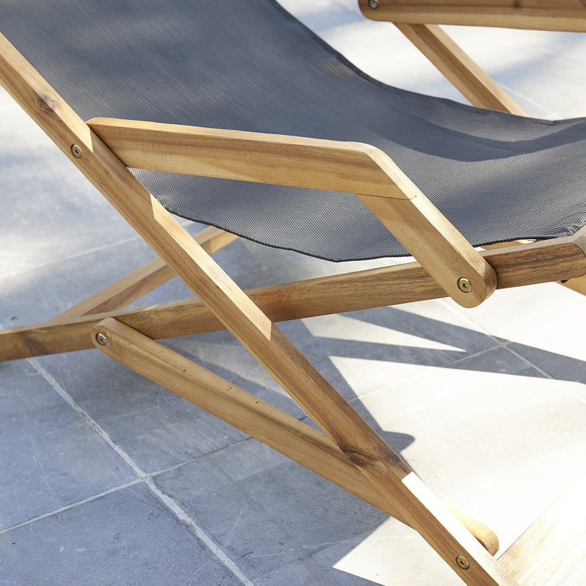 HANOÏ - Tumbona de acacia maciza y textileno negro