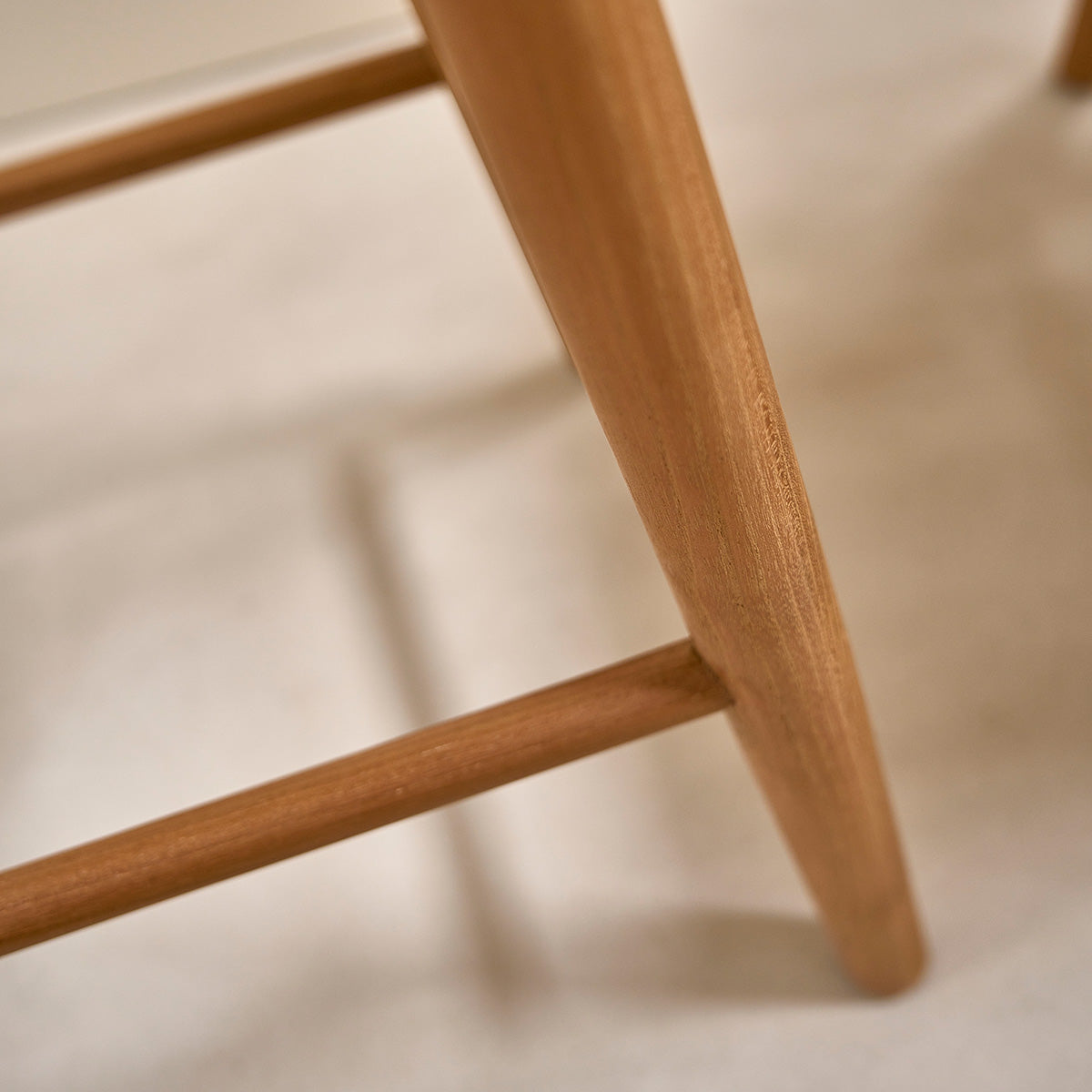 AMBRE - Taburete de teca maciza de 65 cm
