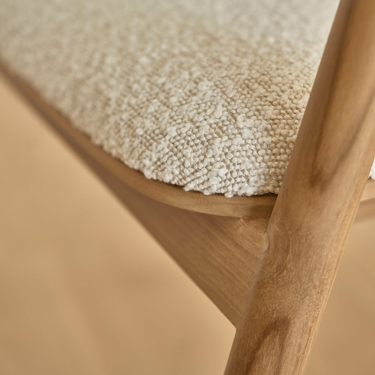 AMBRE - Silla de teca maciza con asiento de buclé