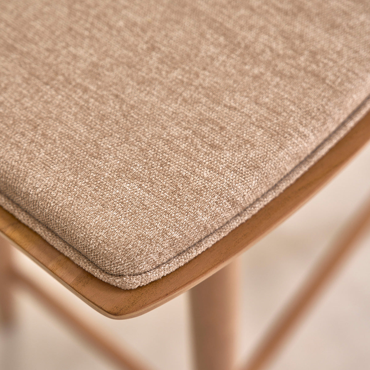 AMBRE - Taburete de teca maciza y terciopelo color crudo 65 cm