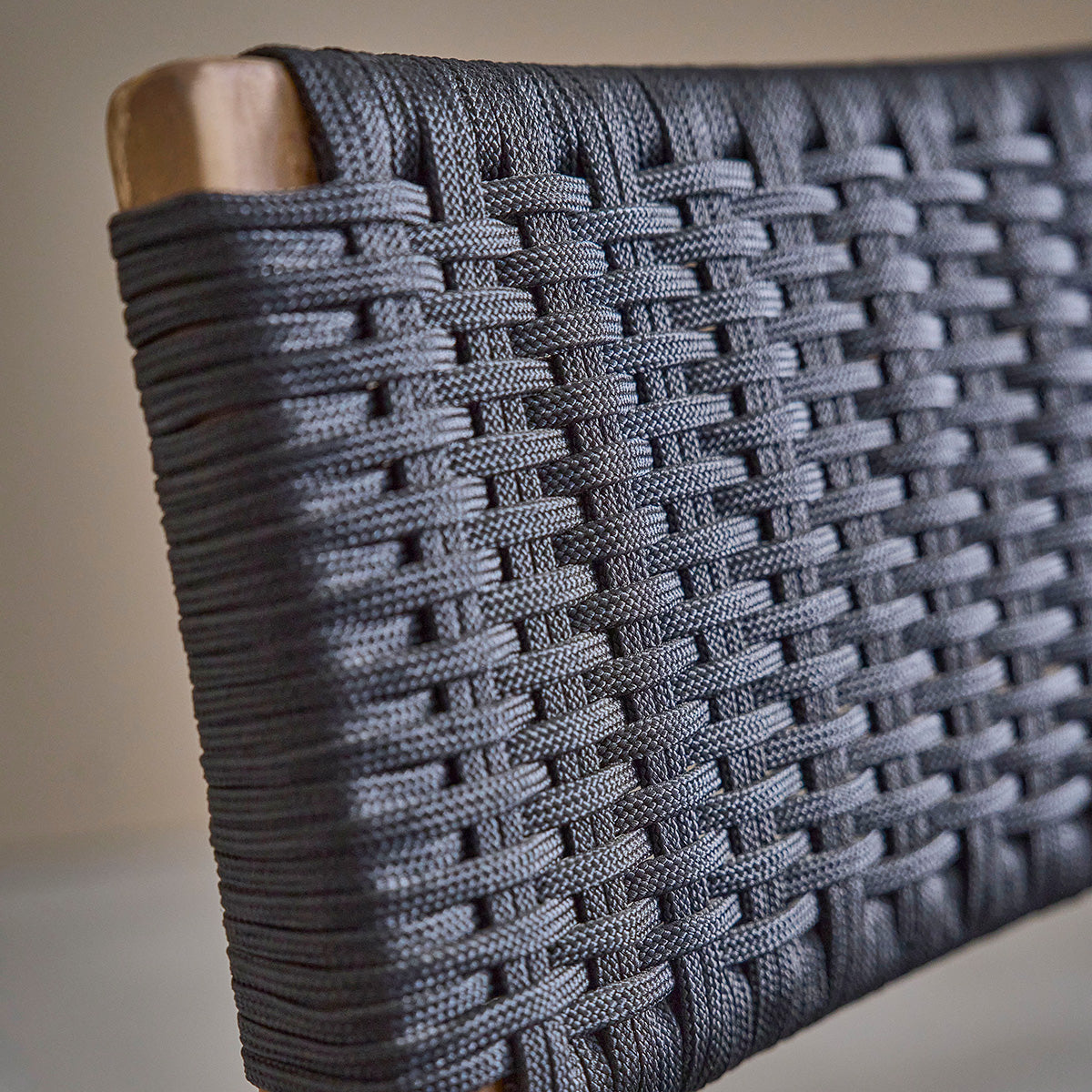 Sillón de teca maciza y cuerda negra