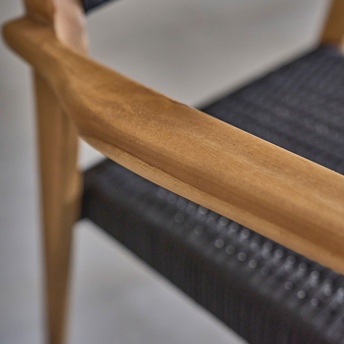 Sillón de teca maciza y cuerda negra