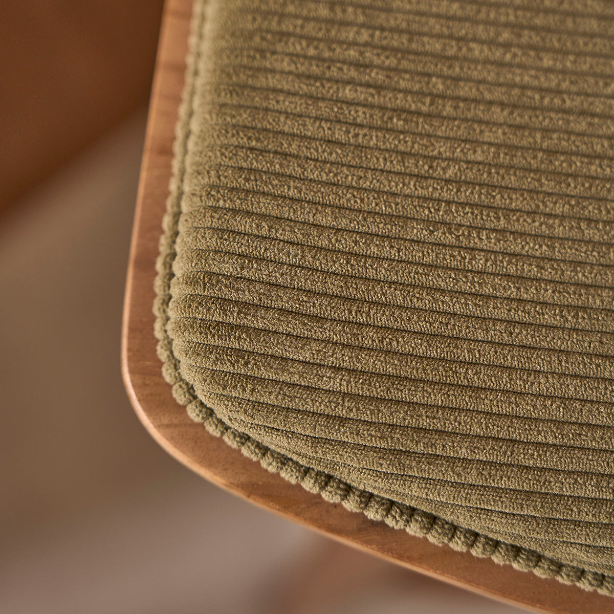 AMBRE - Taburete de teca maciza con asiento de terciopelo acanalado 65 cm