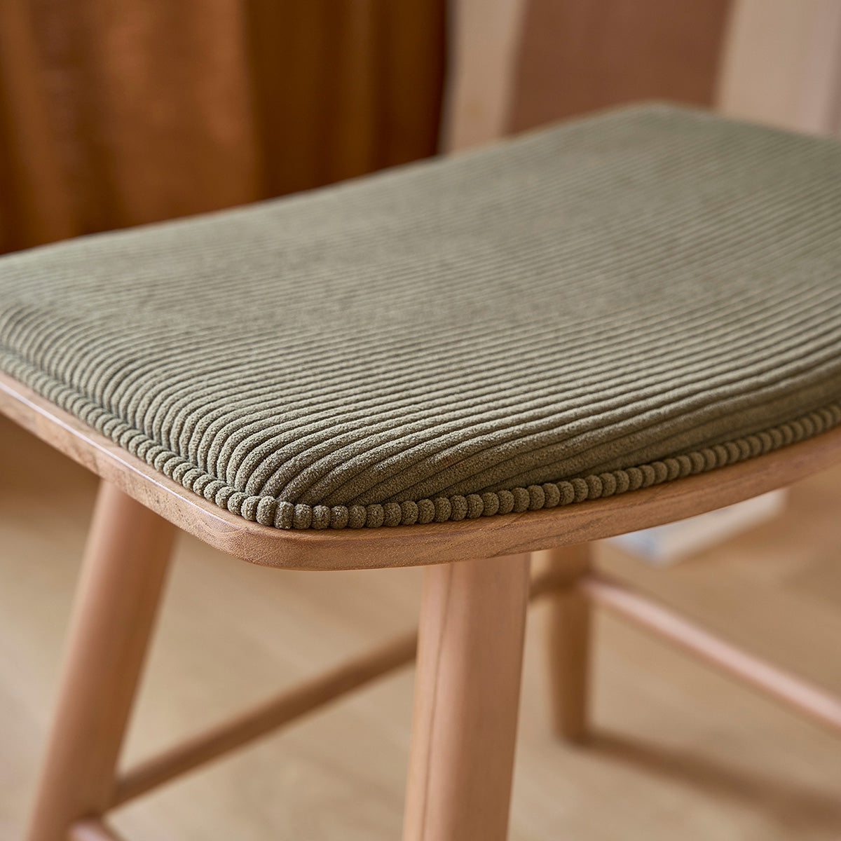 AMBRE - Taburete de madera de teca con asiento de terciopelo 45 cm