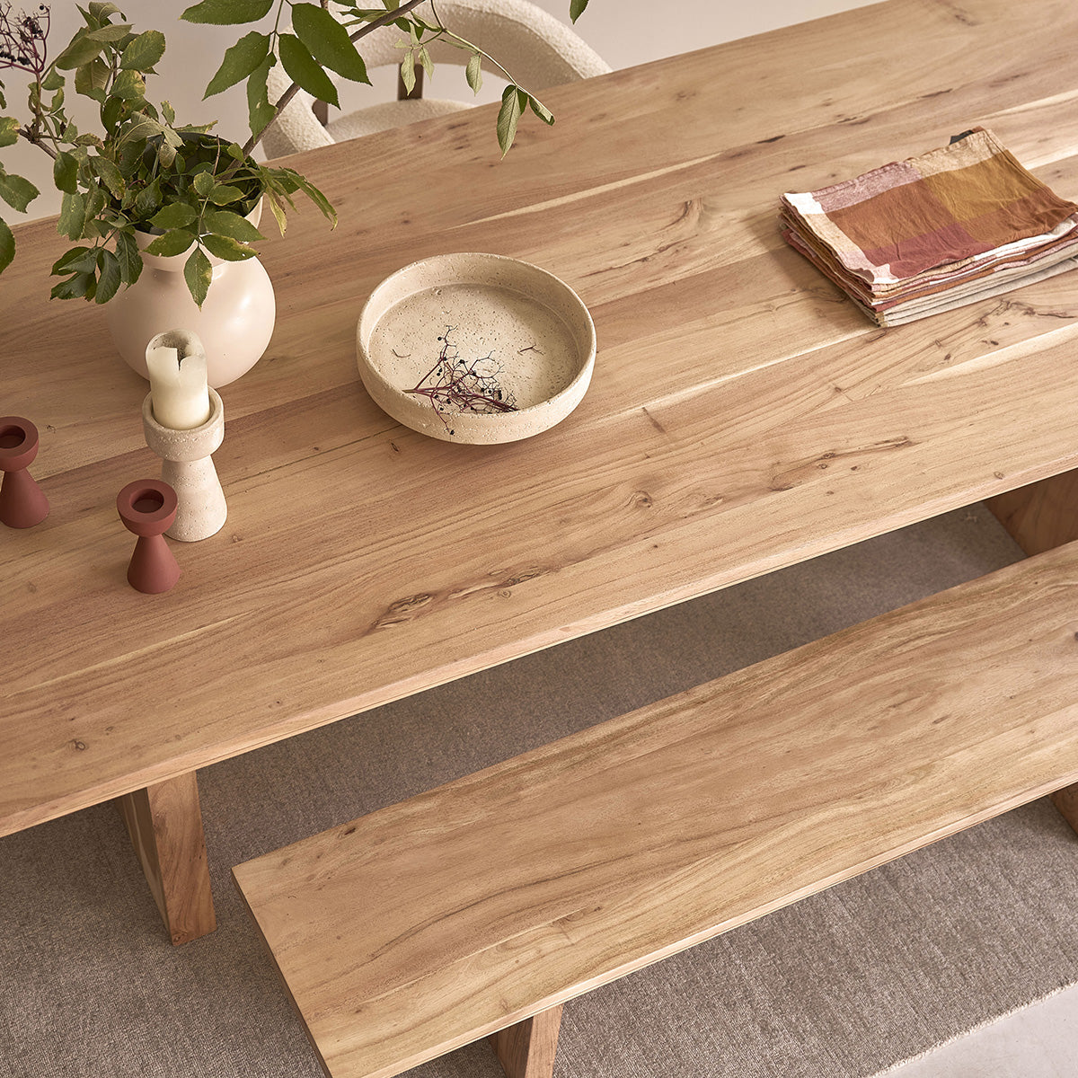 CALI - Mesa de madera maciza de acacia para 8 personas.