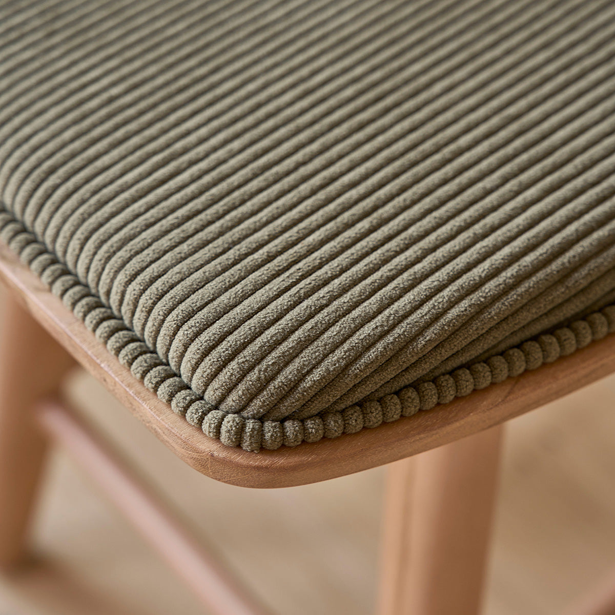 AMBRE - Taburete de madera de teca con asiento de terciopelo 45 cm