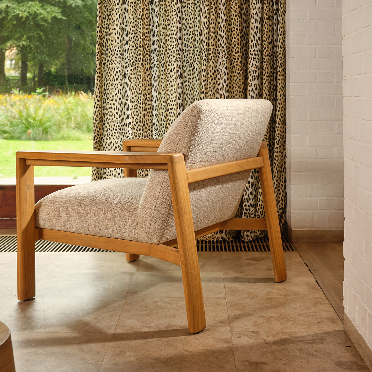 GABRIEL - Sillón de madera maciza de mindi y tela beige jaspeada