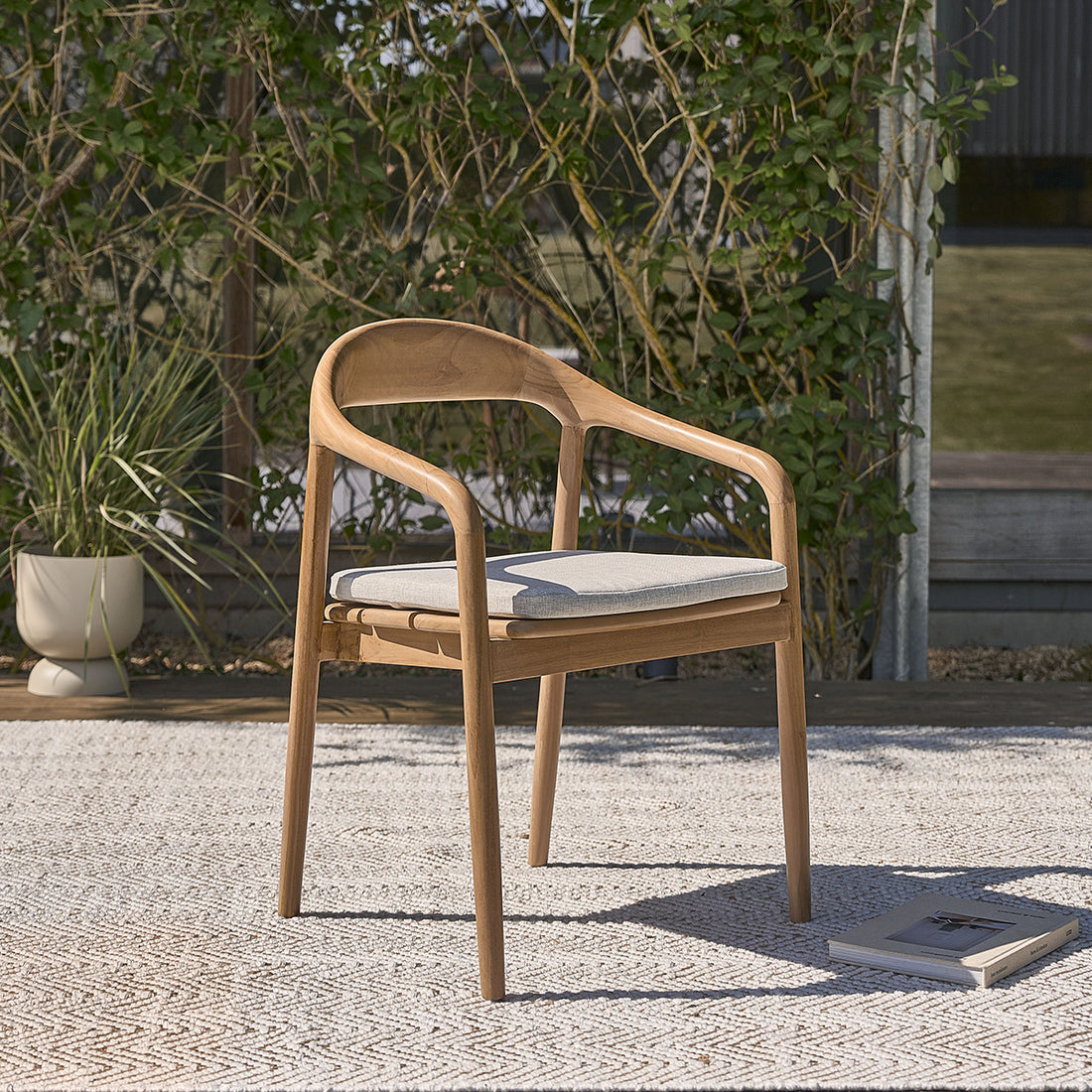 AMBRE - Sillón de jardín de teca maciza con cojín crudo