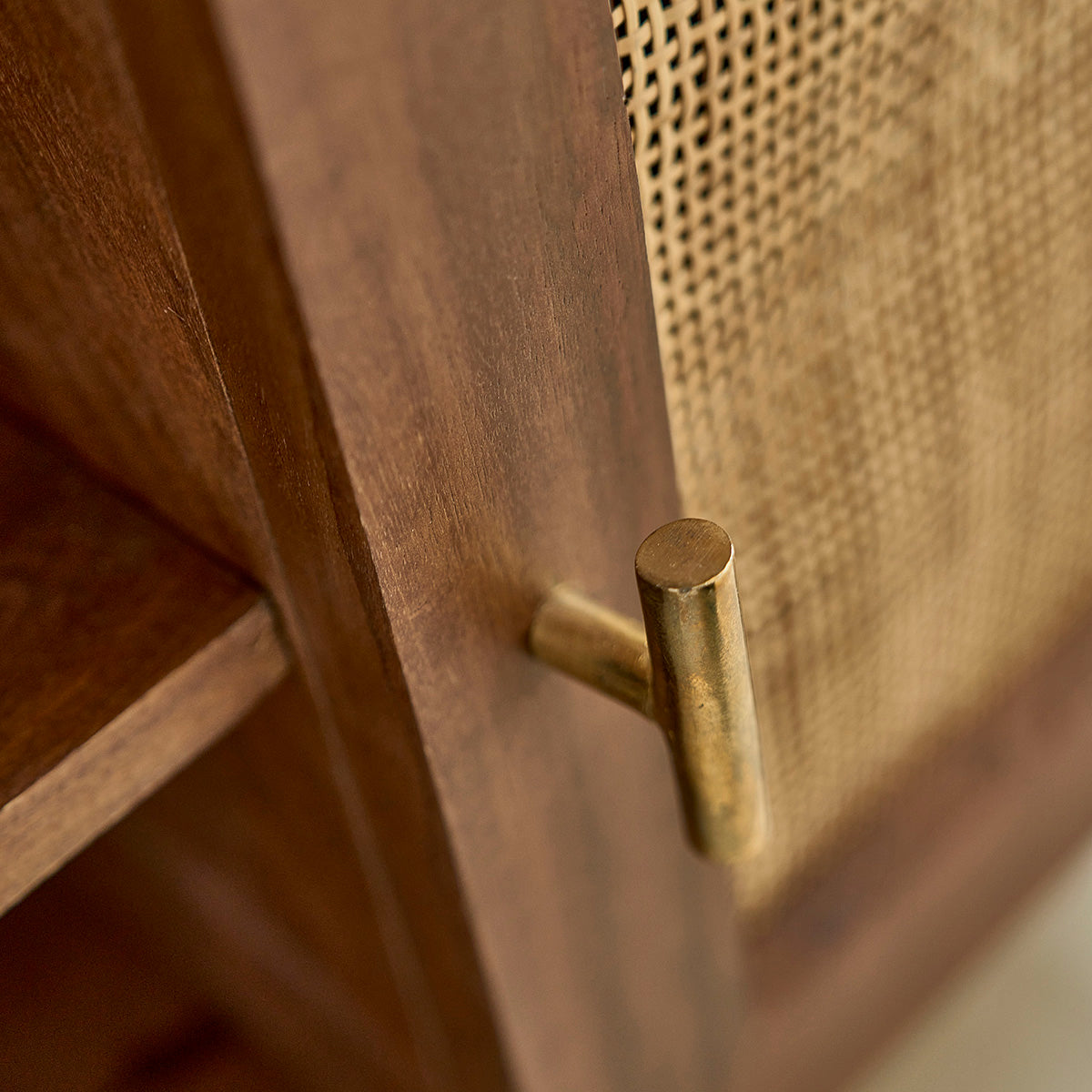 RAPHAEL - Mueble TV de mango macizo acabado nogal y rejilla de 140 cm