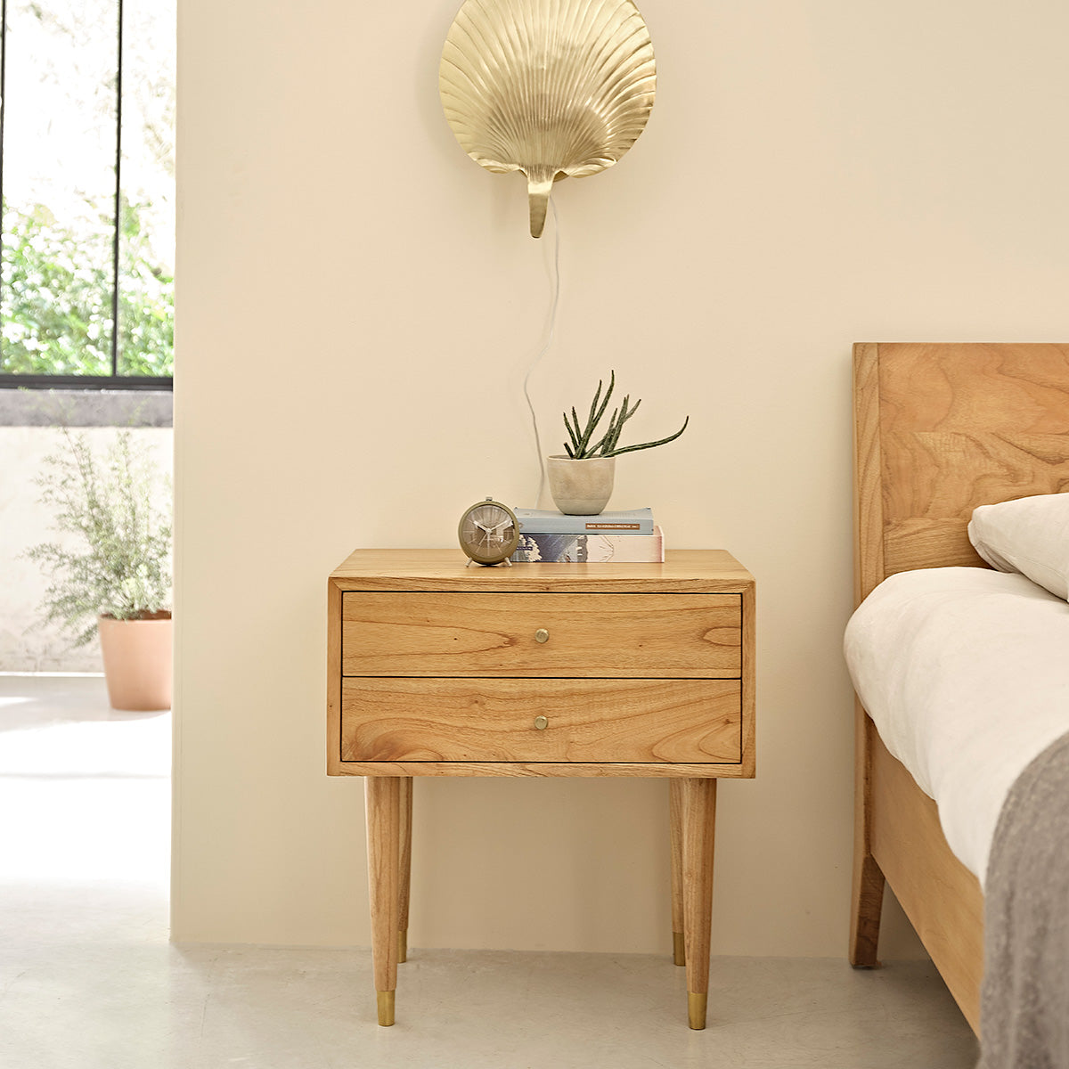 PIA - Mesita de noche de mindi macizo 60 cm