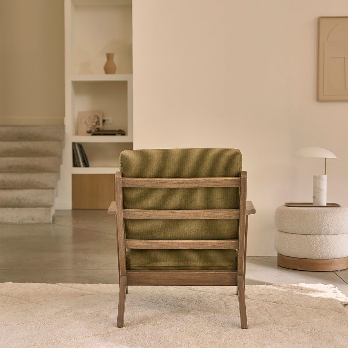 ACHILLE - Sillón de mindi macizo oscuro y terciopelo acanalado verde