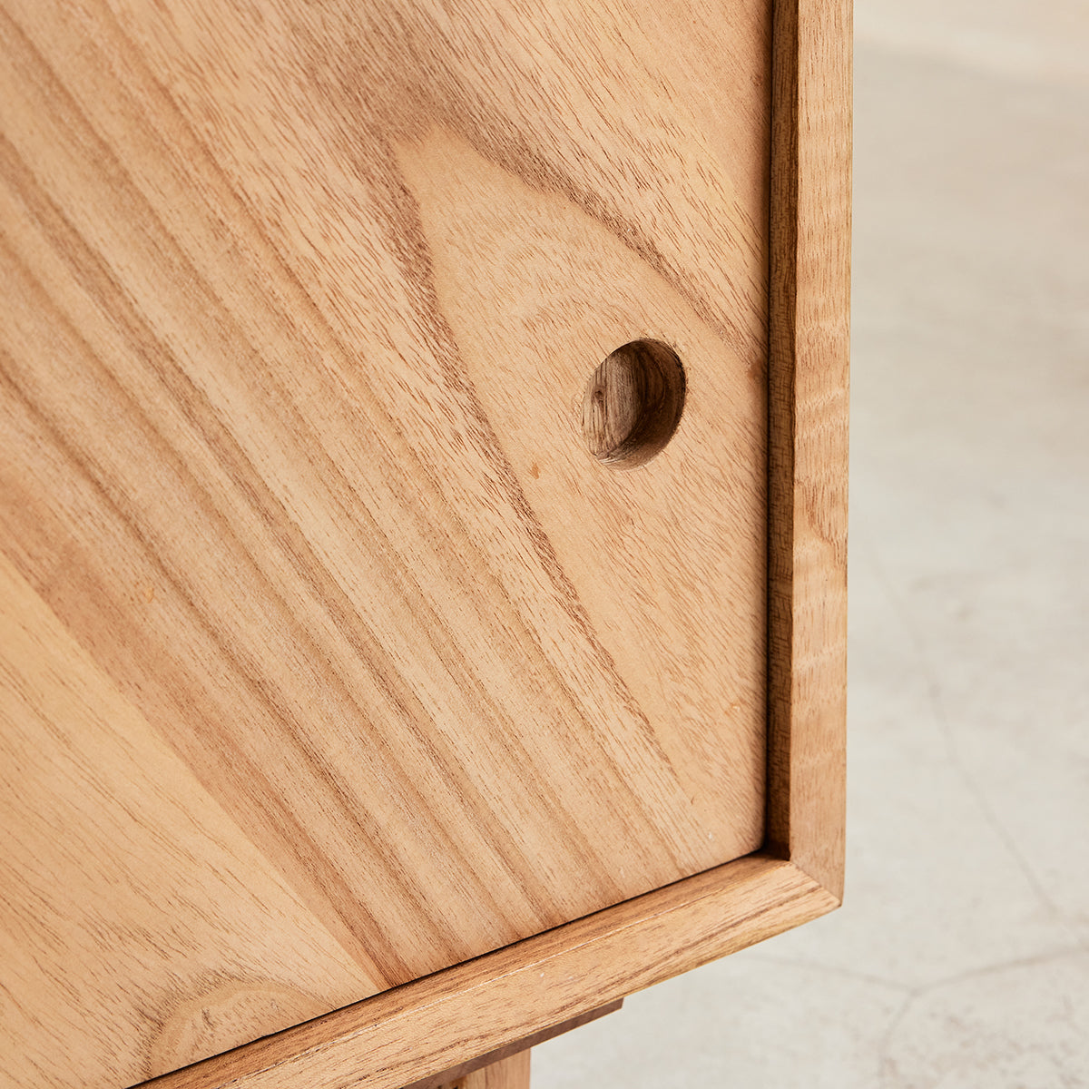 PACÔME - Mueble de TV de mindi macizo de 135 cm