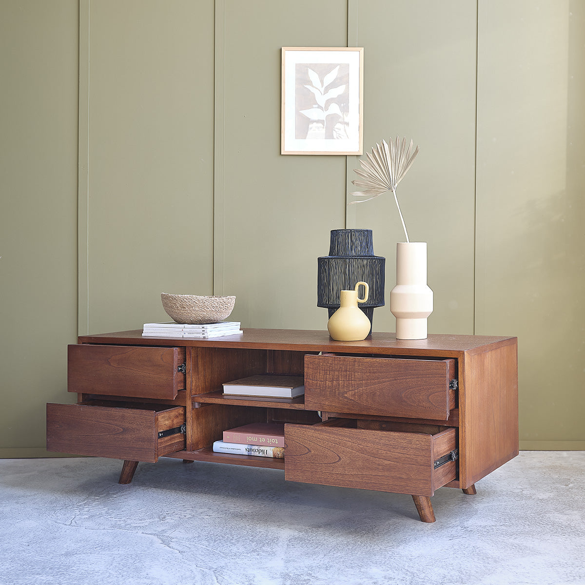 MILO - Mueble de TV de mindi macizo acabado nogal 140 cm